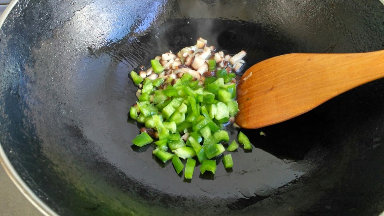 电饭煲+香肠焖饭（宝宝辅食）,把<a style='color:red;display:inline-block;' href='/shicai/ 61'>青椒</a>放入翻炒