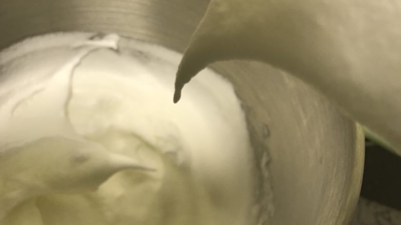 八寸满模酸奶戚风蛋糕,直到将蛋白打到小弯钩(检查方式:用蛋抽搅拌两圈,提起蛋头看一下)