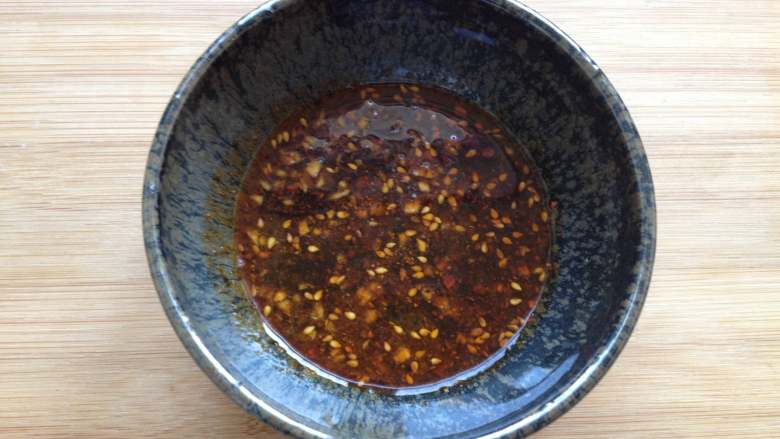 担担面,倒入半碗开水(有高汤更好)