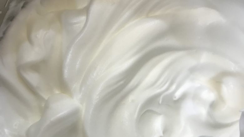 奶牛蛋糕卷,剩余三分之一糖全部放入,打至蛋白呈弯勾状湿性发泡,不可打过