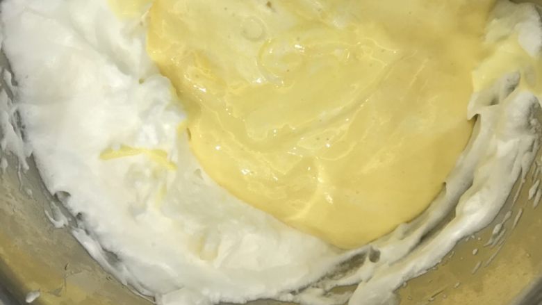 奶牛蛋糕卷,混匀的蛋黄糊全部倒入蛋白霜中,切拌法混匀