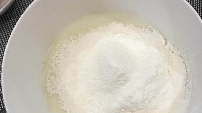 奶牛蛋糕卷,筛入低筋面粉,划“Z”字拌匀