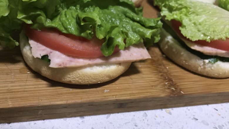 自制汉堡包🍔,把西红柿🍅黄瓜🥒<a style='color:red;display:inline-block;' href='/shicai/ 10424'>梅林午餐肉</a>切片，鸡蛋🥚煎熟，把食材都码放在汉堡坯上🍔在抹上<a style='color:red;display:inline-block;' href='/shicai/ 4856'>沙拉酱</a>就👌OK
