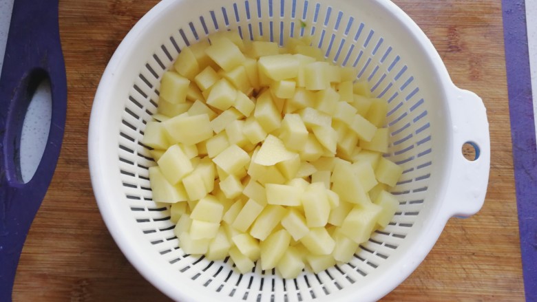 香煎土豆鸡胸肉丁,然后用清水冲洗几次,洗去多余淀粉;