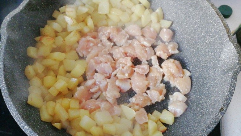 香煎土豆鸡胸肉丁,再倒入腌好的鸡丁,小火煎至;