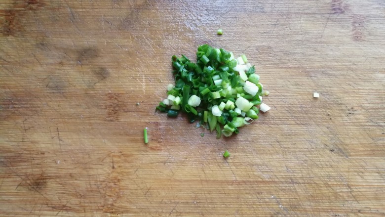 香煎土豆鸡胸肉丁,葱少许切末备用;