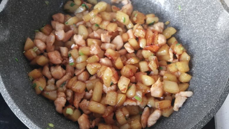 香煎土豆鸡胸肉丁,最后调入适量<a style='color:red;display:inline-block;' href='/shicai/ 720'>胡椒粉</a>,洒葱花炒均匀即可起锅装盘了。