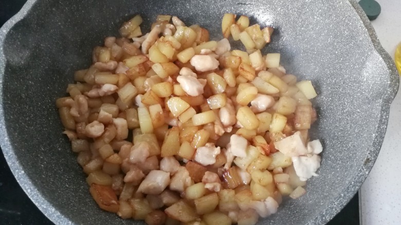 香煎土豆鸡胸肉丁,接着调入少许盐和生抽翻炒均匀;
