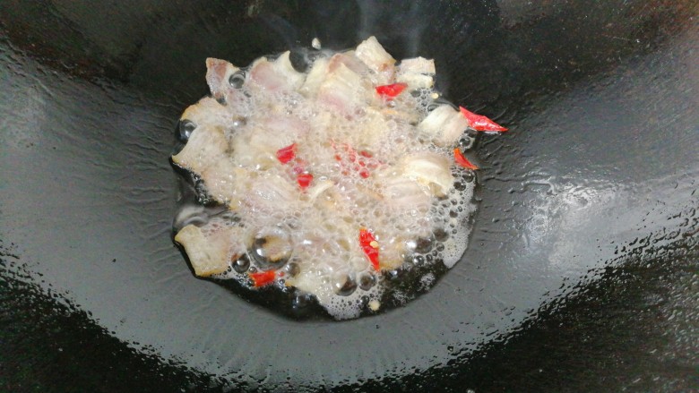 腊肉炒土豆饼,再放少许<a style='color:red;display:inline-block;' href='/shicai/ 86464'>干红辣椒</a>煸香；（喜欢吃辣的可以多放点）