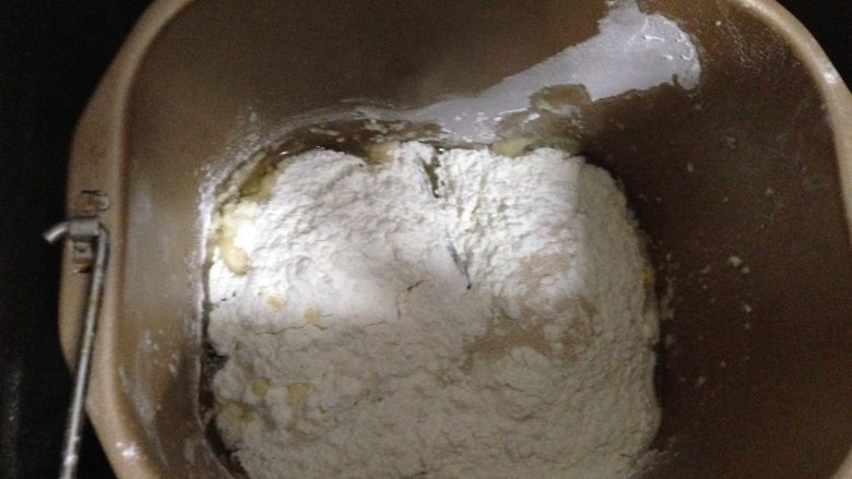 讨个好彩头——吉祥如意豆沙包,将面团的原料放入面包机桶中,启动和面程序40分钟(两个20分钟)