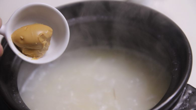 潮汕砂锅粥,要记得煮砂锅粥有个口诀
“三滚”何为三滚呢!
当你加入水后,粥水开始滚起来的时候,那就是:第一滚“这时候加入<a style='color:red;display:inline-block;' href='/shicai/ 711'>花生酱</a>,翻滚的粥水会因为<a style='color:red;display:inline-block;' href='/shicai/ 711'>花生酱</a>而消停下去。(<a style='color:red;display:inline-block;' href='/shicai/ 711'>花生酱</a>可以加入少许热水化开再加入)<a style='color:red;display:inline-block;' href='/shicai/ 711'>花生酱</a>可以让粥水的味道更加香,属于那种不可不加的哈~