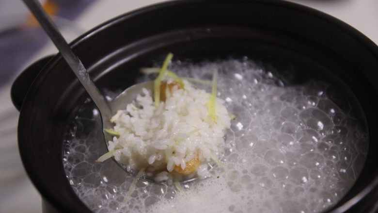 潮汕砂锅粥,慢慢煮,想要一锅美味的砂锅粥,耐心可是很重要的