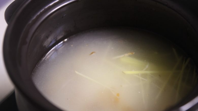 潮汕砂锅粥,将晒过油的珍珠米,加入到粥里,大火烧煮,一直用勺子搅拌,让米粒在锅中不停翻滚,不会粘锅(煮砂锅粥不是一次性加那么多水的,记得哈,煮砂锅中先加三分之一,煮出米浆,再去加水,切记不能第一次就加满,煮出米浆再加三分之二的水就可以拉.)
