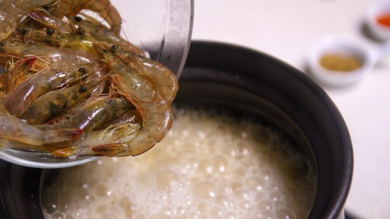潮汕砂锅粥,”第三滚“
最后肯定是加入海虾了,粥水再次烧开,加入海鲜,大火