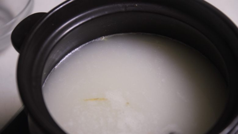 潮汕砂锅粥,水总体加到锅的四分之三处最好,不然会溢出来了,哈哈哈,洗炉灶真的很麻烦。