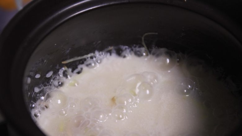 潮汕砂锅粥,米浆出现了,水就变稠了
