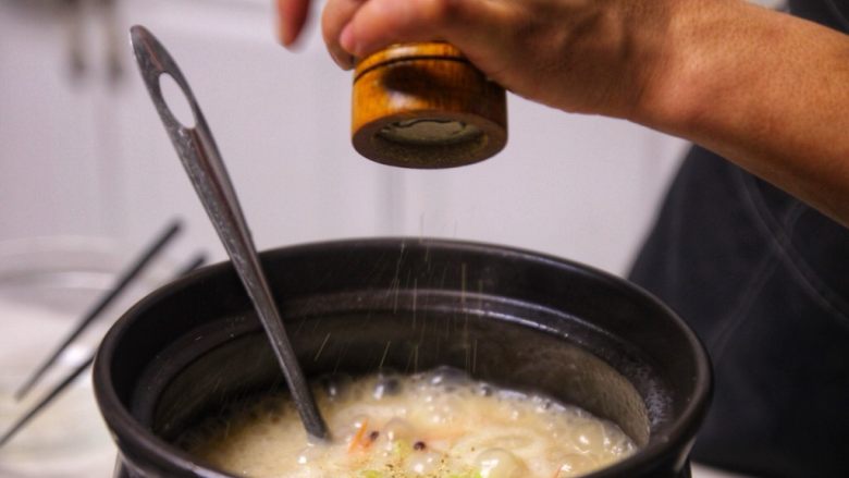 潮汕砂锅粥,加入盐,胡椒提味