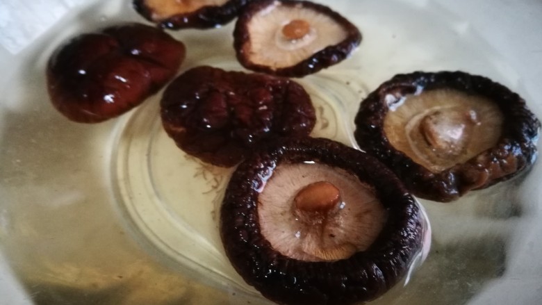 电饭煲+香菇鸡饭,<a style='color:red;display:inline-block;' href='/shicai/ 230'>香菇</a>泡发