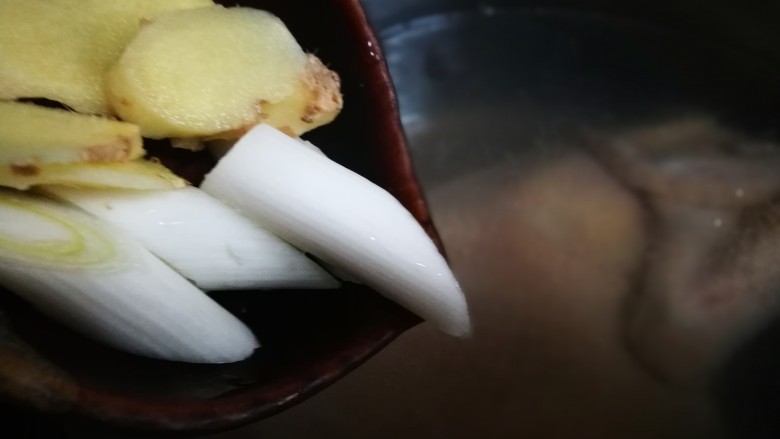 电饭煲+香菇鸡饭,加入葱段<a style='color:red;display:inline-block;' href='/shicai/ 37'>姜</a>片