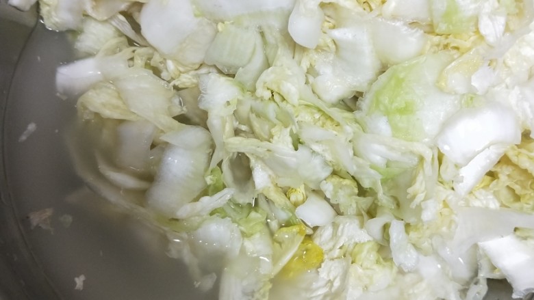 辣白菜,会出很多水,洗去盐和水,攥干
