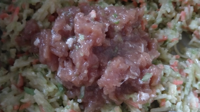 萝卜肉丸子,加入调好的肉馅,小里脊肉剁碎加一点水搅拌上劲再加盐香油酱油耗油五香粉搅拌均匀,也可以不放肉馅,看个人口味
