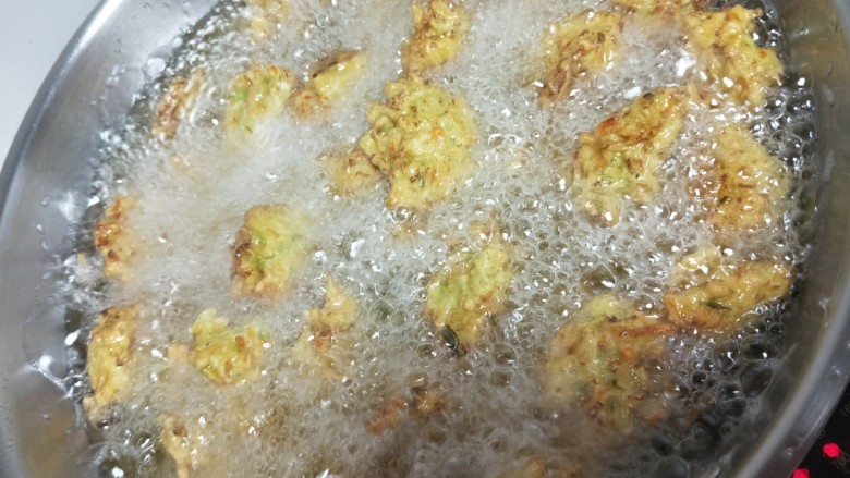 萝卜肉丸子,油热了再复炸一下,炸至金黄熟了捞出