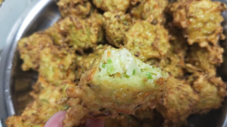 萝卜肉丸子,外酥里嫩,很好吃,剩下的可以加一点配菜溜一下或者放汤吃