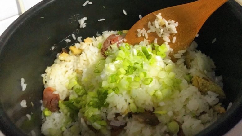 电饭煲+腊味咸鱼焖饭,加入葱花,再拌一下。