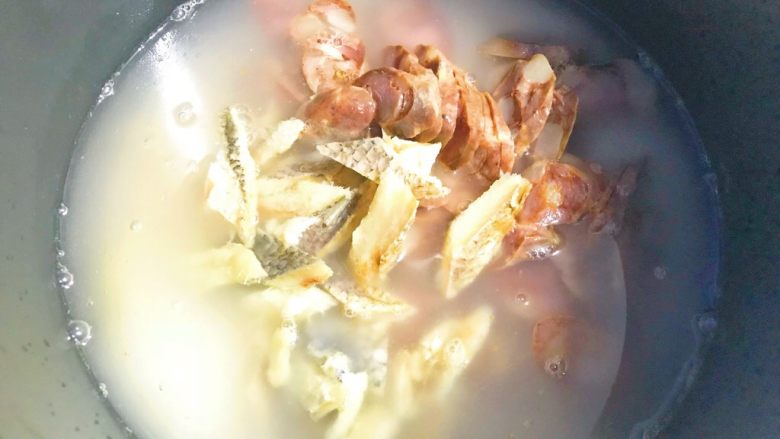 电饭煲+腊味咸鱼焖饭,倒入腊肠,咸鱼,和半小匙盐。