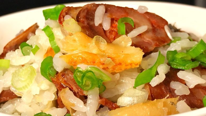电饭煲+腊味咸鱼焖饭,粒粒有光泽,咸鱼油光,腊味飘香。