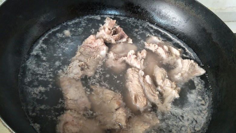 家常土豆炖排骨,开锅后加<a style='color:red;display:inline-block;' href='/shicai/ 718'>料酒</a>去血沫,捞出排骨再洗净。