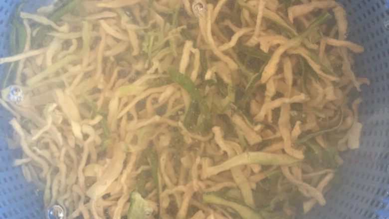 开胃萝卜干,清洗后的萝卜干,加水浸泡三个小时左右