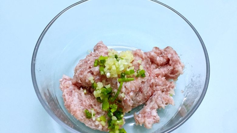 鲜肉酥,猪肉放入容器中,加入葱姜末