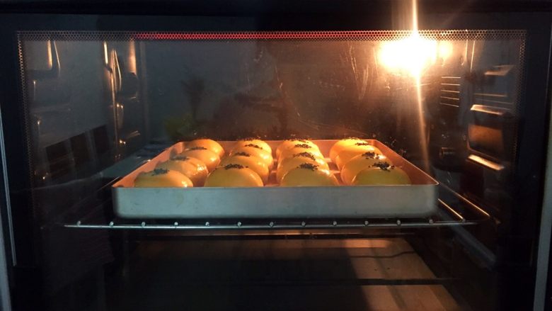 鲜肉酥,放入预热好的烤箱,上火120度,下火150度,中层25分钟
