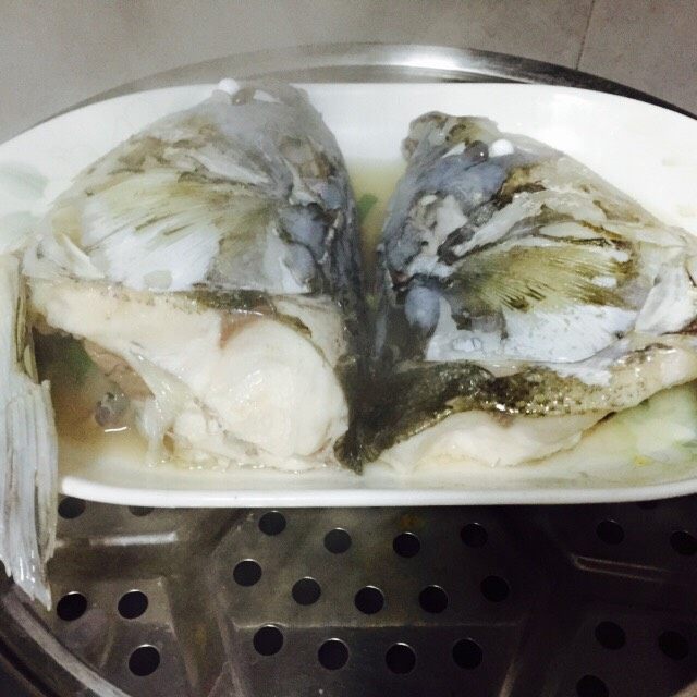 双椒鱼头,蒸锅内放入水大火烧开后,放入鱼头中火先蒸6分钟左右取出倒掉蒸鱼水