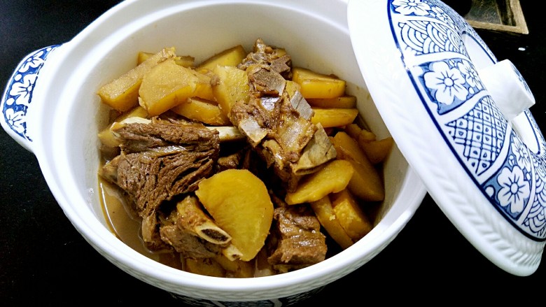 家常土豆炖排骨,超级美味,超级下饭。
