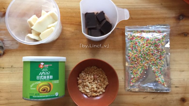 小仙女棒饼干,准备好各种所需颜色的巧克力,我用的黑巧克力、白巧克、红巧克,白巧克+抹茶粉成绿巧克力,还有糖珠和熟花生碎