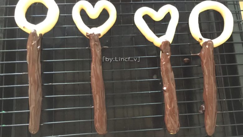 小仙女棒饼干,烘烤后的仙女棒饼干垂直棒均匀的抹上融化后的黑巧克