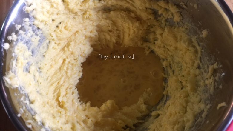 小仙女棒饼干,分多次加入室温的全蛋液打发,每次打至全蛋液完全吸收后再加入下一次全蛋液