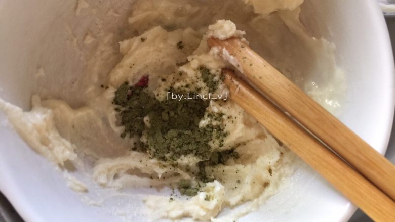 小仙女棒饼干,白巧克融化后加入抹茶粉搅拌均匀成绿色黑巧克