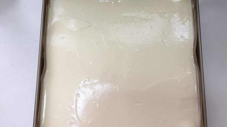 肉松贝贝,用刮板抹平，轻轻震几下模具。烤箱预热170°