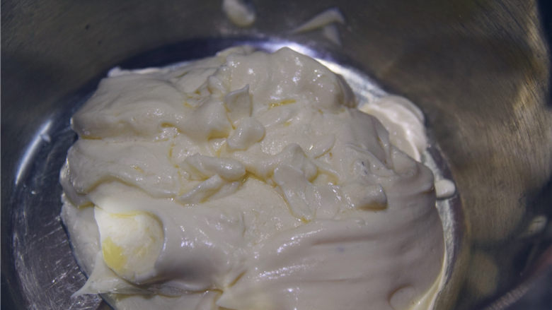 马卡龙万能乳酪馅,处理后的奶油奶酪,非常细腻顺滑了。放在一旁备用。