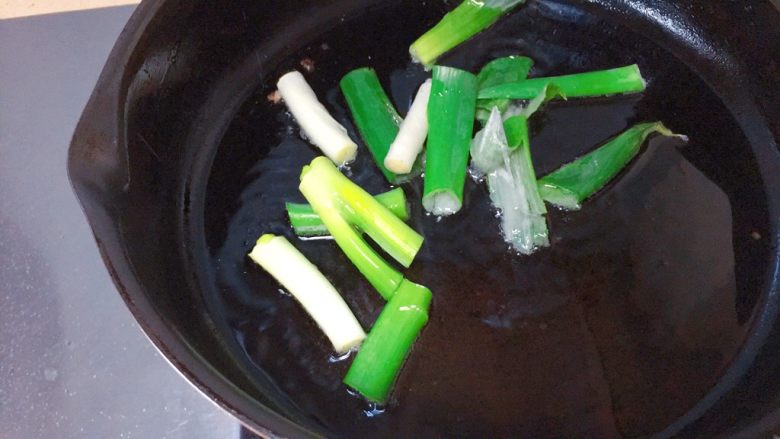 香死个仁儿的★葱油饼「佳儿秘方」,开始吧!不粘锅里我们下油,大概下个30到50毫升左右就够了油热5分。我们下葱。