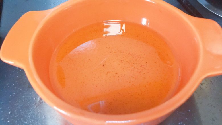 香死个仁儿的★葱油饼「佳儿秘方」,然后我们把其他的食材都过滤出去,只留葱油,备用。