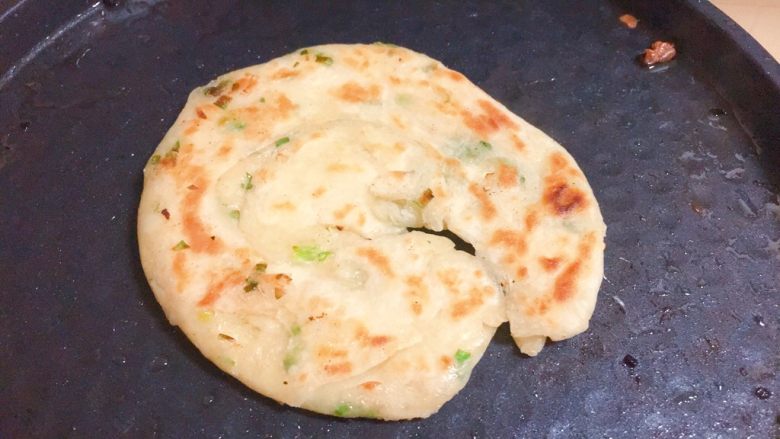 香死个仁儿的★葱油饼「佳儿秘方」,同样方法,用电饼铛煎至俩面金黄。