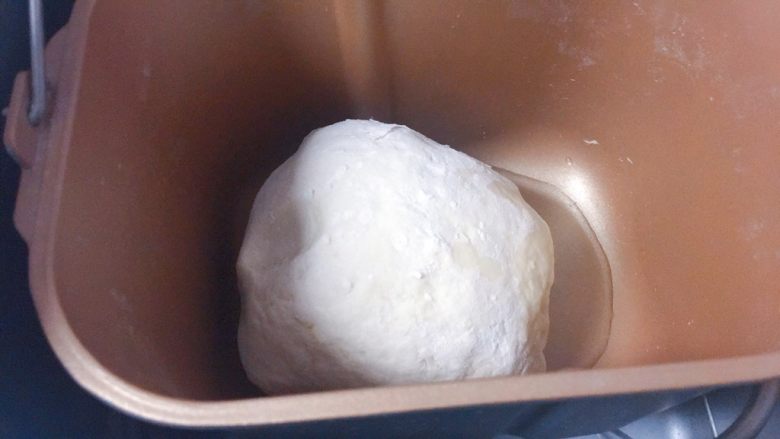 香死个仁儿的★葱油饼「佳儿秘方」,然后我们把面团放进面包机,再放20毫升冷水。如果没有面包机。就这俩样加一起,手动和面20分钟以上。