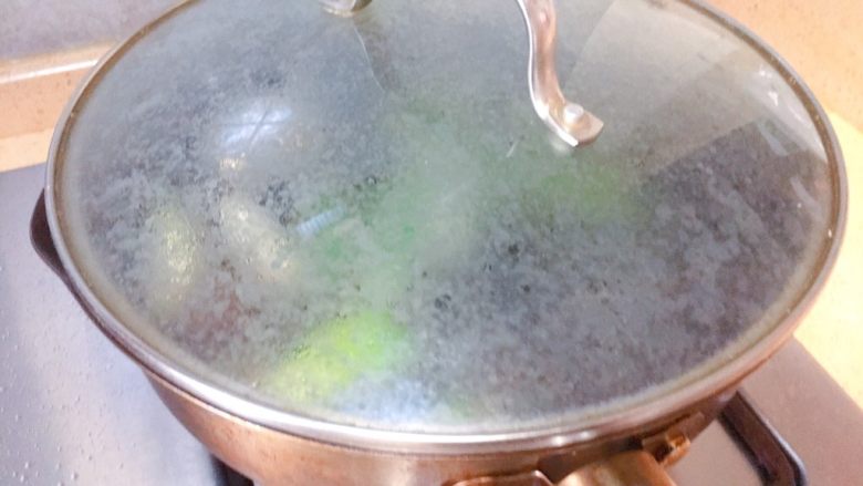 香死个仁儿的★葱油饼「佳儿秘方」,因为很蹦油。我们盖上锅盖比较好。大火就好,里面噼里啪啦的声音特别带劲。大概2-3分钟,就可以了。自己把握时间和火候,别糊了就好。