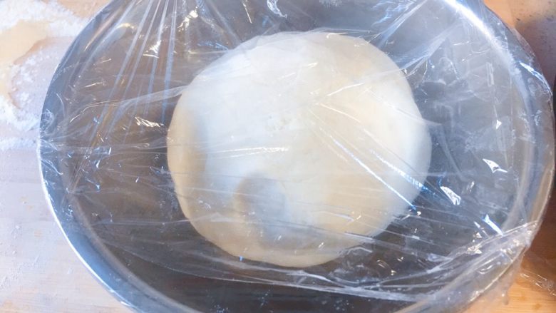 香死个仁儿的★葱油饼「佳儿秘方」,然后取出来,如果表面特别黏。记得加干面,揉一下,然后放在保鲜膜里,或者面包机里,静置20分钟以上。醒一下我们的面。