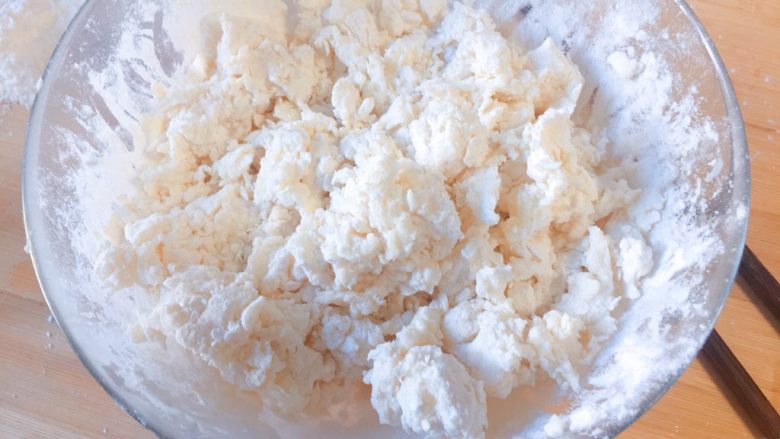 香死个仁儿的★葱油饼「佳儿秘方」,面团就成了这样的,有点透明的大疙瘩状态了。有点烫面的感觉。