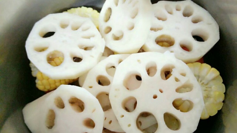 粉藕排骨滋补汤,处理好的胡萝卜,玉米,马蹄,莲藕全部放入高压锅内